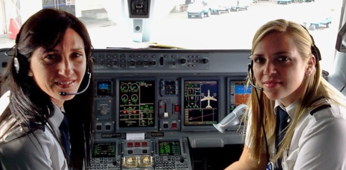 abandonan avión-pilotos mujeres