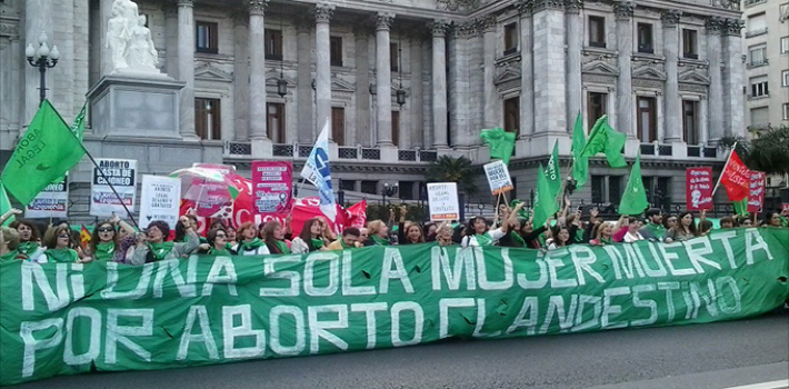 Representantes de diferentes organizaciones sociales se dieron cita en las puertas del Congreso argentino para apoyar la presentación del proyecto del aborto legal (Notas)