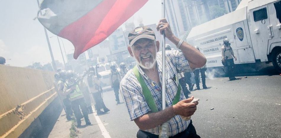 abuelos-marchan-hacia-sede-de-la-Defensoria-por-un-futuro-mejor-para-sus-nietos