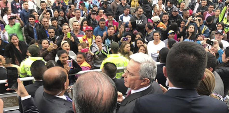 Momento en el que Álvaro Uribe habla sobre las razones para salir del Capitolio y explica por qué cerró el Centro de Pensamiento Jorge Eliecer Gaitán (Foto: Centro Democrático)