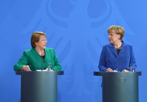 La jefa de Estado chilena Michelle Bachelet y su contraparte alemana Angela Merkel discutiern extender la cooperación entre Chile y la Unión Europea.
