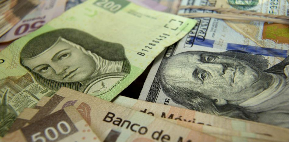 Durante la misma jornada que Agustín Carstens anunció su renuncia al Banco de México, el peso se cotizó desplomó hasta 21.32. (Univisión)