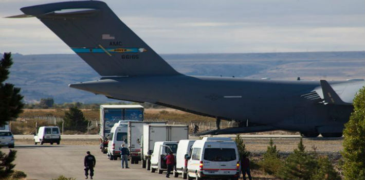 En Bariloche aterrizó la semana pasada un Boeing C17 de la Fuerza Aérea de Estados Unidos, del que descargaron equipamiento de seguridad y comunicaciones (Télam)