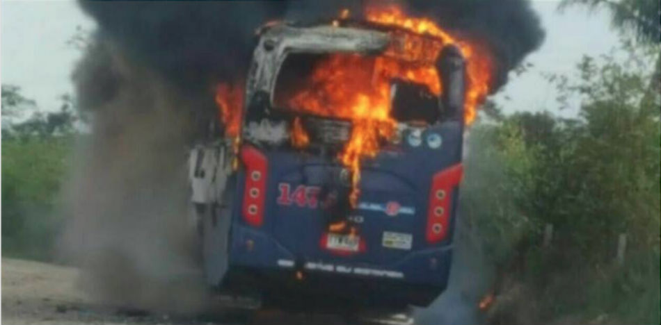 ELN quemó tres buses en el departamento de Arauca. Continúan los ataques contra la población civil (Twitter)