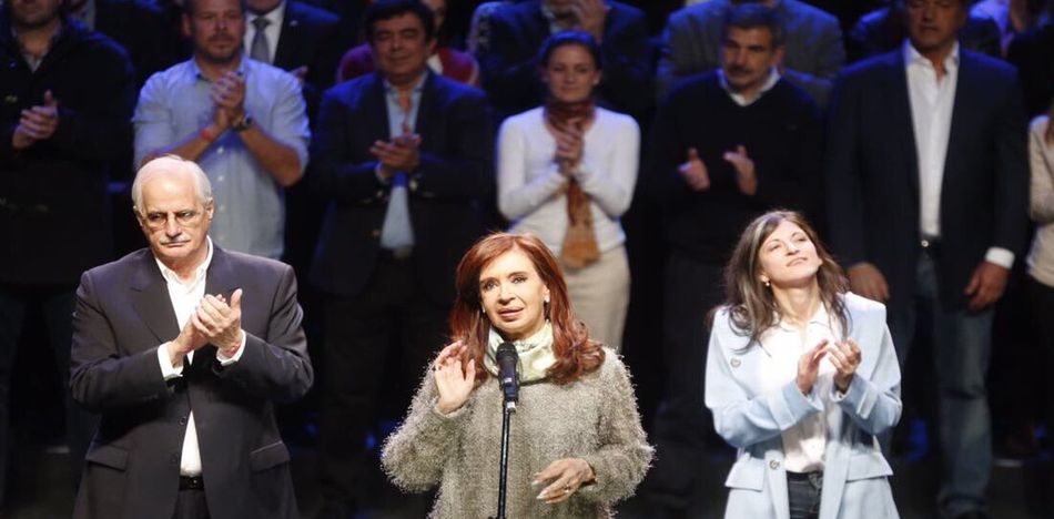 La ex mandataria en el último acto en Mar del Plata acompañada por dirigentes políticos disfrazados de ciudadanos comunes. (Twitter)