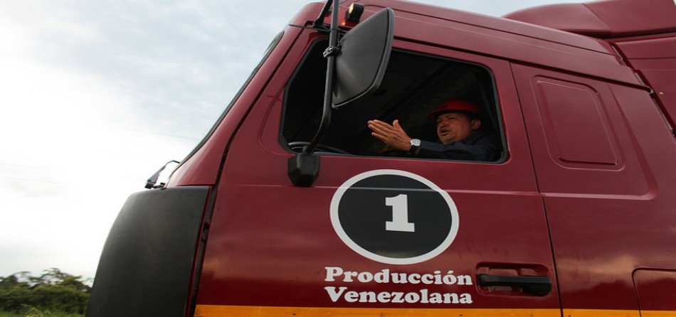Chávez conduciendo un camión de producción estatal (Flickr)