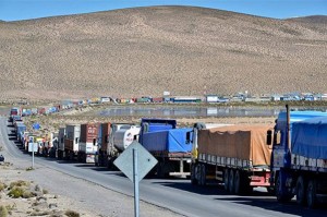 Unos 6.000 camiones bolivianos aguardan en la frontera recibir la luz verde de Aduanas chilena. (La Razón)