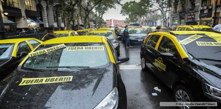 Los taxistas dicen que la entrada de Uber a Argentina los "obligó" a a hacer este tipo de protesta (Télam) 