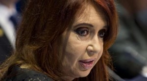 La presidenta Cristina Kirchner, imputada en el caso Nisman, califica el hecho como un intento de desestabilizar su gobierno. (Taringa)