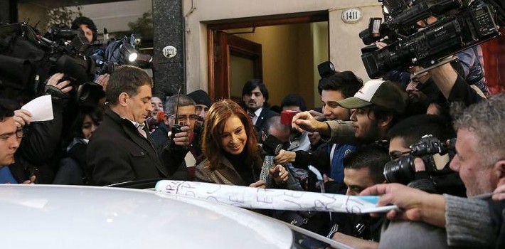 Este miércoles Cristina Kirchner fue saludada por militantes k que quisieron brindarle su apoyo en los alrededores de los tribunales (Télam)