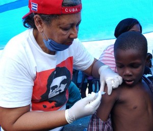 Un médico cubano asiste a un niño en Haití. La venta de servicios médicos al exterior es la principal fuente de divisas del Gobierno de Raúl Castro. 