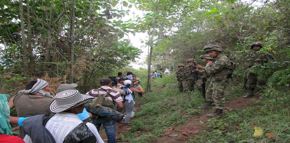 Una de las principales preocupaciones de instituciones y organismos en Colombia, es el ascenso de desplazamiento de personas en pleno posconflicto. (twitter)
