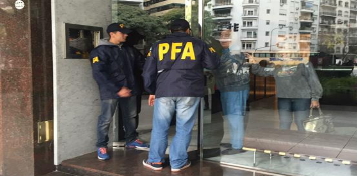 Efectivos de l Policía Federal entraron al edificio donde el diputado kirchnerista tiene su departamento, en la ciudad de Buenos Aires (La Nación)