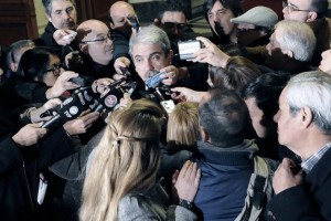 El jefe de Gabinete argentino, Aníbal Fernández, calificó la anulación de las elecciones como un "golpe de Estado judicial" (<a href="http://www.telam.com.ar/notas/201509/120288-anibal-fernandez-califico-de-destituyente-el-fallo-que-anulo-los-comicios-en-tucuman.html" target="_blank">Telám</a>)
