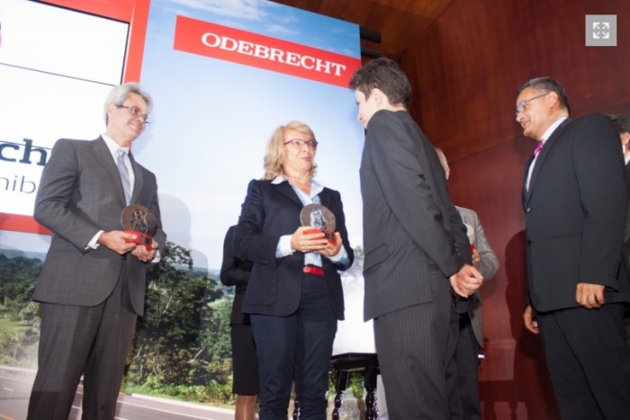 La ahora exministra de Transporte entrega un premio Odebrecht en 2013. Foto: Las2Orillas
