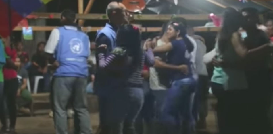 Imagen de verificadores de la ONU bailando con guerrilleros de las FARC (Twitter)