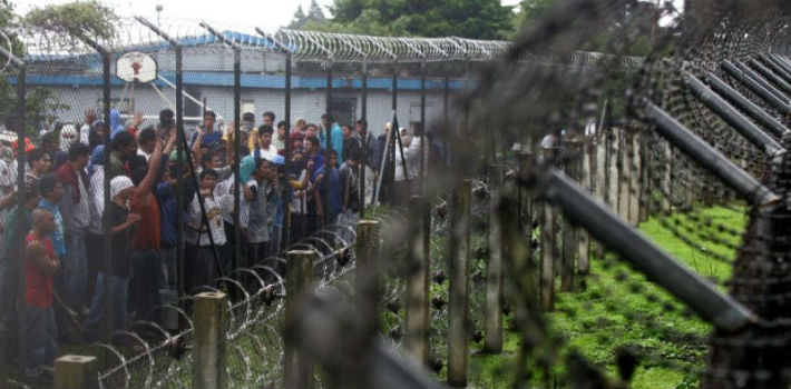Policías escoltaban los cadáveres de reos que fallecieron durante un motín en la cárcel Pavón en Ciudad de Guatemala (Publinews)