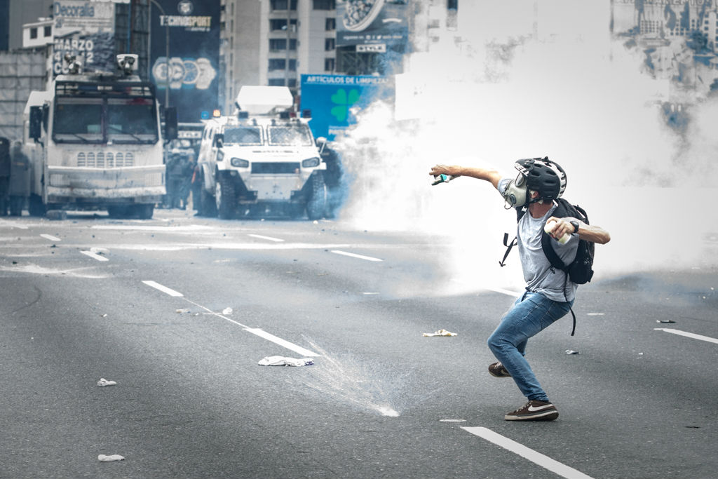 Manifestante se enfrenta con fuerzas represivas del Estado. (Foto: Leo Álvarez)