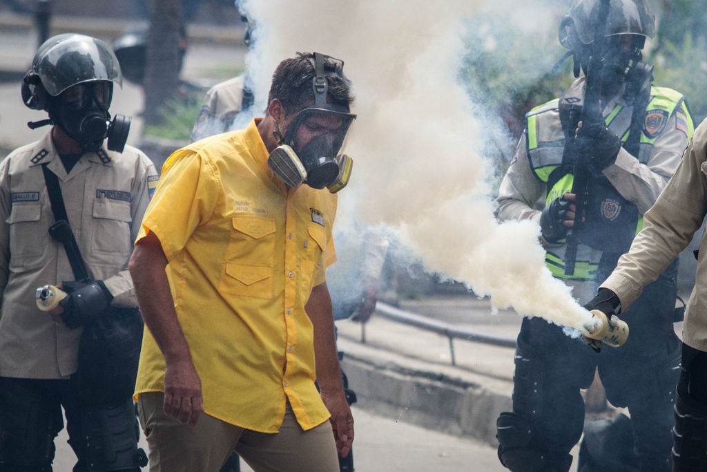 Diputado Rafael Guzmán resistió a represión de las fuerzas del Estado. (Foto: Leo Álvarez)