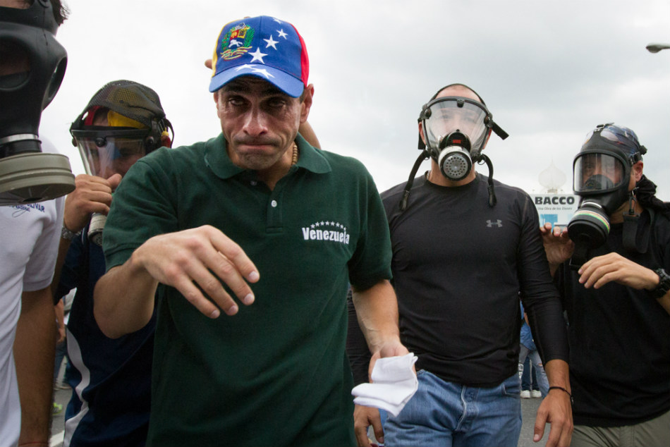 Henrique Capriles es afectado por represión de las fuerzas del régimen chavista. (Foto: Leo Álvarez)