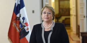 La presidenta Michelle Bachelet se dirigió al país la noche martes y en cadena nacional habló sobre los planes para cambiar la Constitución. (La Tercera)