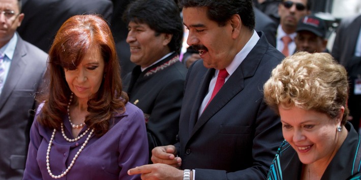 Una foto de tiempos mejores: Kirchner y Rousseff hoy están fuera del poder, Maduro está a punto de abandonarlo, y Morales no logró la reelección indefinida. (Ideas de Babel)