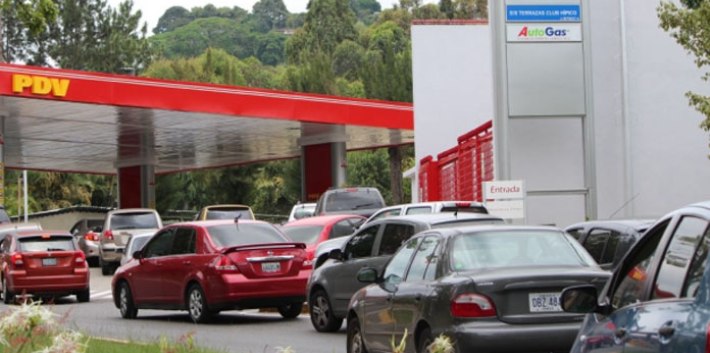 La gasolina venezolana aún es con mucha diferencia la más barata del mundo. (El Impulso)