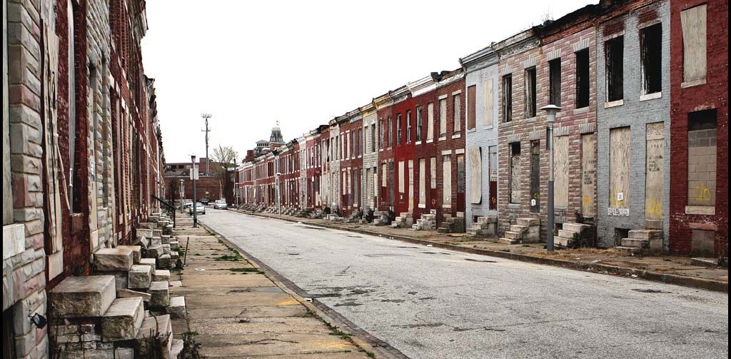 Perlman Street en Baltimore, Maryland, mostrando la decadencia infraestructural de la que padece la capital del estado. 