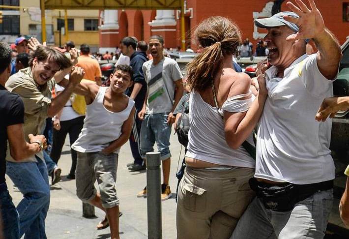 Grupos "chavistas" agreden a manifestantes opositores el día en que Leopoldo López fue condenado en Caracas. (Antena 305)