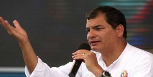 Rafael Correa llamó la atención a un grupo de militares que se retiró de un acto en el que él ofrecía un discurso. (Desde la Plaza)
