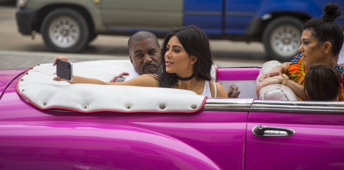 Kim Kardashian, su hermana Kourtney y su esposo, el rapero Kanye West, recorren las calles de La Habana. (Farandula.com)