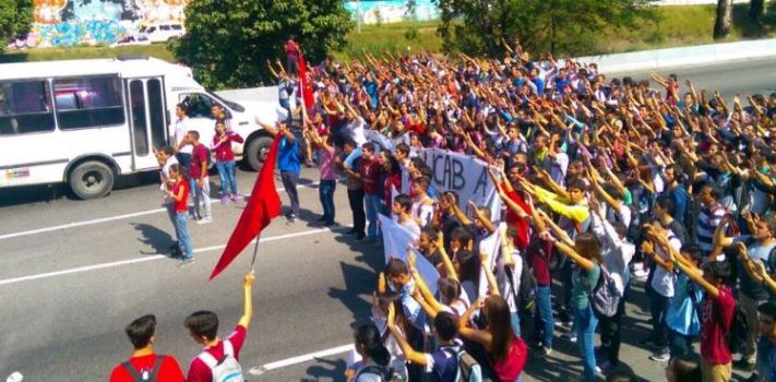Estudiantes de la UCAB protestan a la salida de su casa de estudios contra el CNE este viernes en la mañana. (@traficoVV)