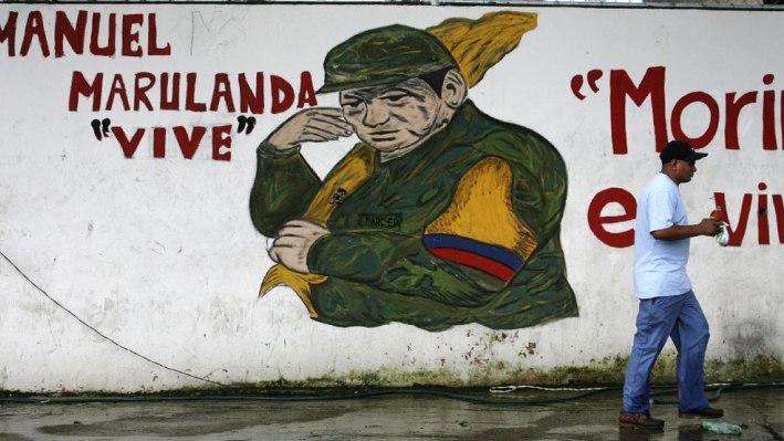 Mural en memoria del líder de las FARC Manuel Marulanda en Caracas. La actividad de la guerrilla colombiana llega a la capital del vecino país, según el dirigente gremial tachirense Javier Tarazona. (La Protesta Militar)