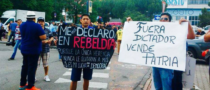Migrantes ecuatorianos protestaron el sábado 13 de junio en las afueras del Palacio de Hielo Palasesto en Milán, Italia. (PAnAm Post)