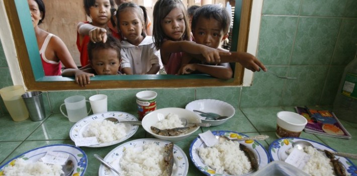 Niños de la etnia wayúu en una escuela del oeste de Venezuela. Nótese lo exiguo de la alimentación escolar: el hambre en Venezuela comienza a preocupar a la comunidad internacional. (Versión Final)
