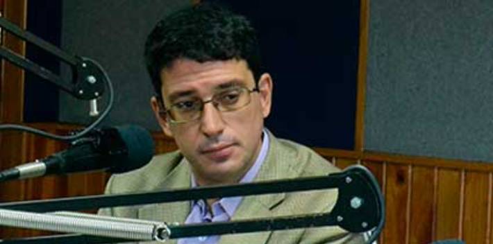 El abogado José Ignacio Hernández afirma que Venezuela deriva rápidamente hacia un régimen de facto. (2001)