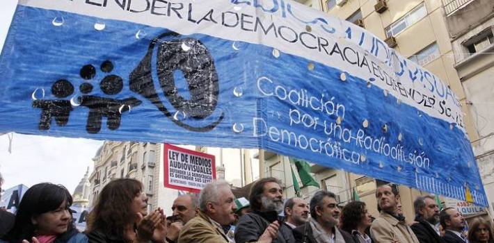 Aprobada por el Gobierno de Cristina Kirchner, la Ley de Medios ha suscitado apasionados apoyos y críticas feroces, pero no ha mejorado los medios, sino lo contrario. (Contrainjerencia)