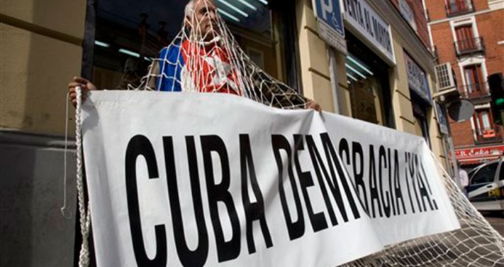 Un opositor cubano exige libertad para su país en una ciudad española. (La Tercera)