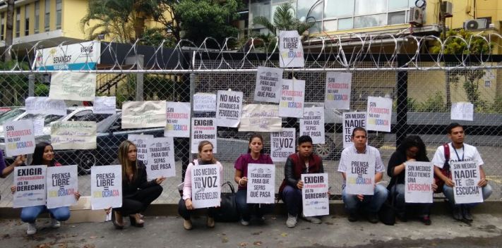 Periodistas protestaron por colocación de una valla en la morgue de Bello Monte, Caracas, en agosto. (@RCamachoVzla/La Patilla)