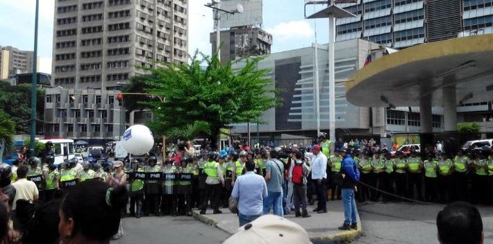 Accesos a la concentración opositora están cercados por miles de policías. (@luissomaza)