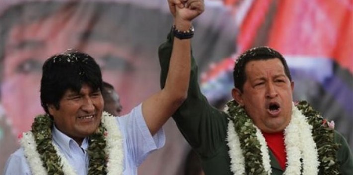Evo Morales con Hugo Chávez, cuando el mandatario boliviano inauguró un estadio con el nombre del venezolano. (Impacto CNA)