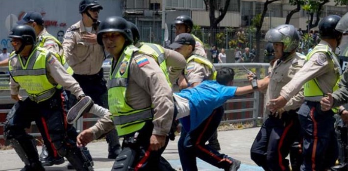 Las imágenes de la represión en Venezuela han dado la vuelta al mundo. Pero esto no es nuevo. Lo que sí lo es, es que el mundo no esté dando la espalda ya. (Gentiuno)