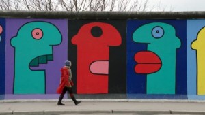 Thierry Noir pintó el lado oeste del Muro de Berlín en un acto revolucionario. (Framepool.com)