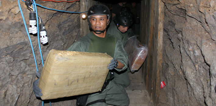 Funcionarios mexicanos transportan droga incautada en un túnel fronterizo con Estados Unidos (Flickr)