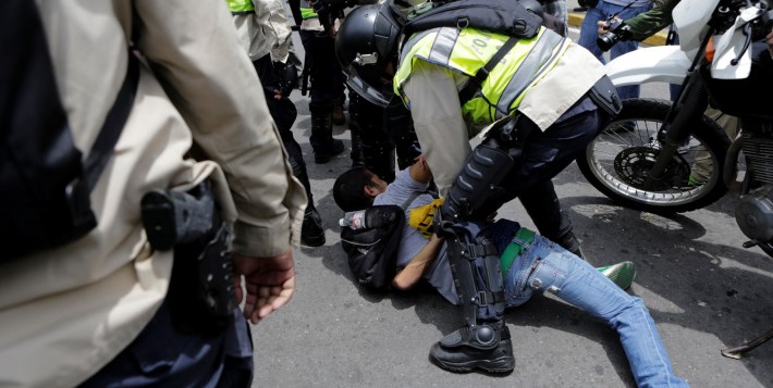 Un joven manifestante es detenido el miércoles en una marcha opositora en Caracas. (Francisco Alarcón)
