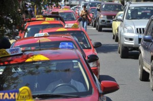 El gremio de los taxis manifestó su ira por la llegada de Uber a Costa Rica (@nacion)