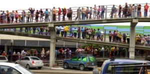 Las colas en Venezuela siguen creciendo, y la respuesta del Gobierno es amenazar a quienes se quejan de ellas (Lara.gob.ve)