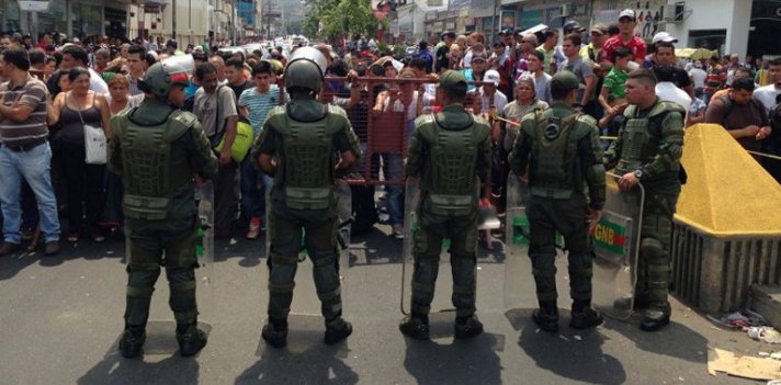 Ante la creciente protesta social, el régimen venezolano se escuda en sus militares. (Infobae)