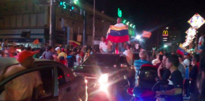 La noche del domingo los venezolanos se volcaron a la calle a celebrar la victoria de la oposición. (Twitter)