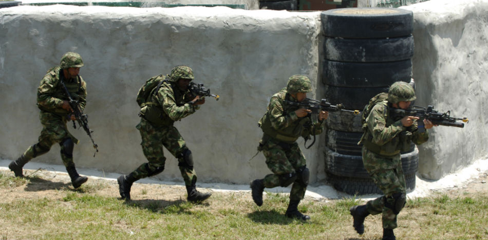 Las fuerzas militares colombianas son acusadas de haber cometido más asesinatos que las FARC bajo el comando de Uribe (Wikimedia)